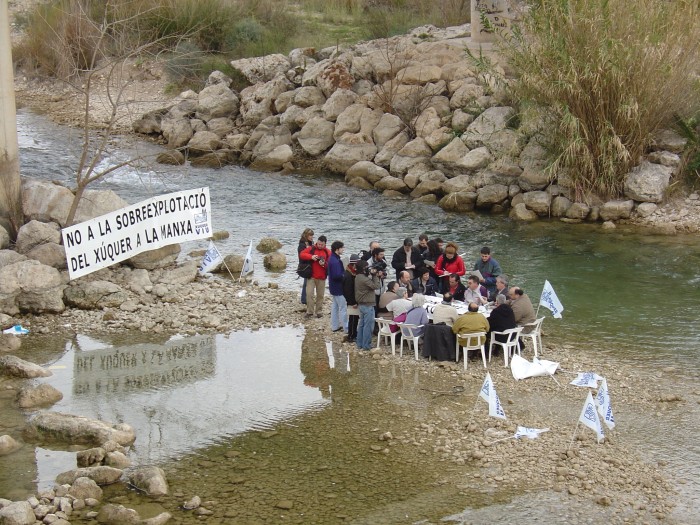 protesta-dins-del-riu-a-sumacarcer.jpg